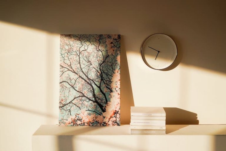 Horloge au dessus d'un buffet