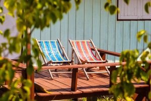 Quelle est la différence entre un transat et un bain de soleil