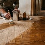 Parquet ancien : poncer, vitrifier ou huiler ? Le bon choix pour lui redonner tout son caractère